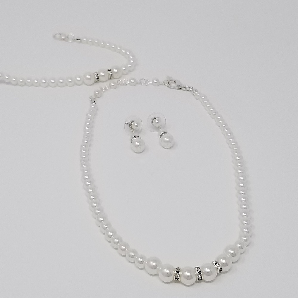 Beautiful Pearl Necklace, Earrings, & Bracelet Set
